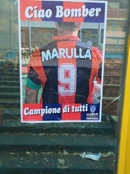 Un manifesto dei tifosi saluta il bomber, che nel Cosenza ha giocato per undici stagioni tra gli Anni 80 e 90 (tre in C1 e otto in Serie B) e, dopo il ritiro, ha allenato Primavera e prima squadra (dal 2004 al 2006 in Serie D). Domani le esequie 